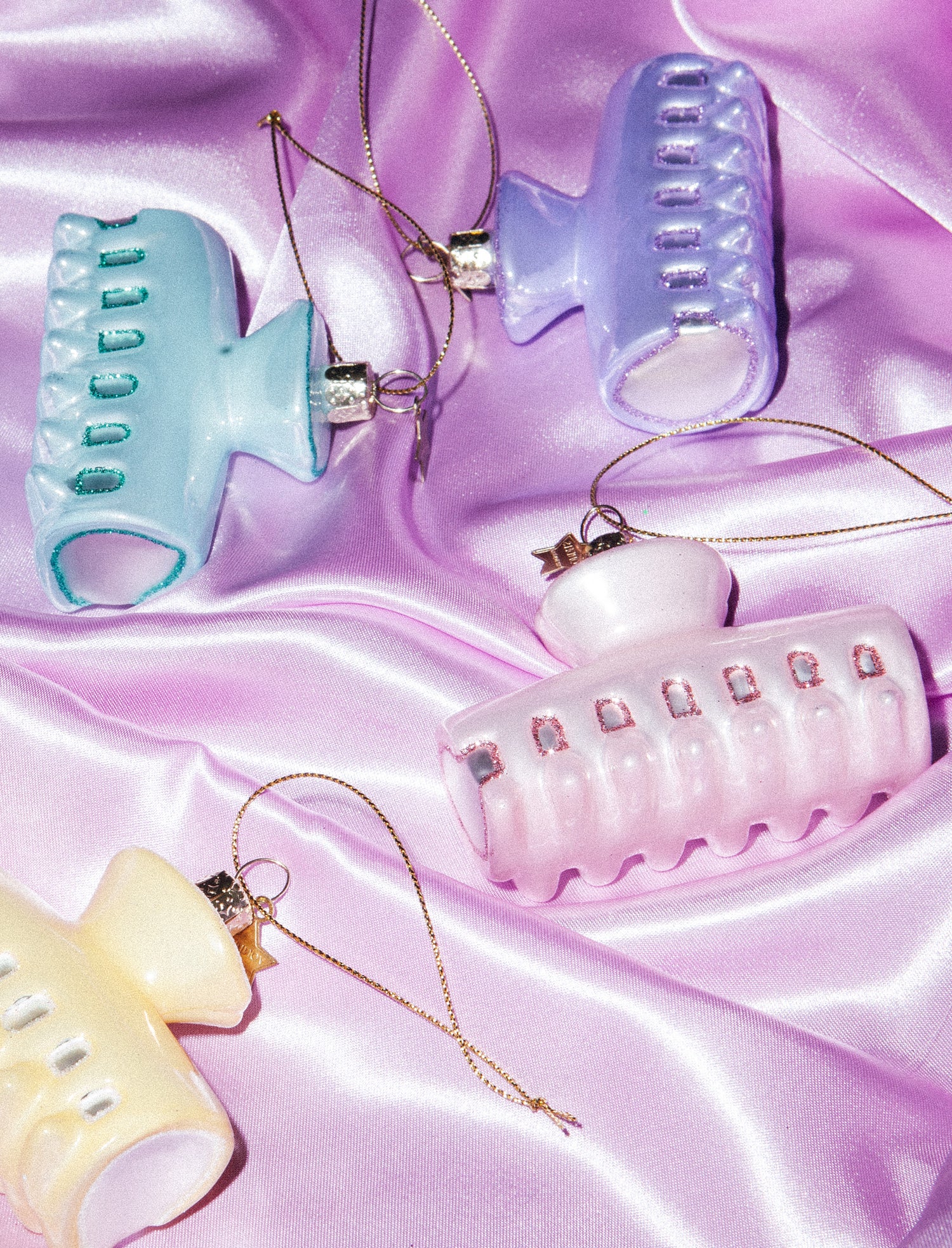 Soft pink hair claw glass ornament (6,5 cm)