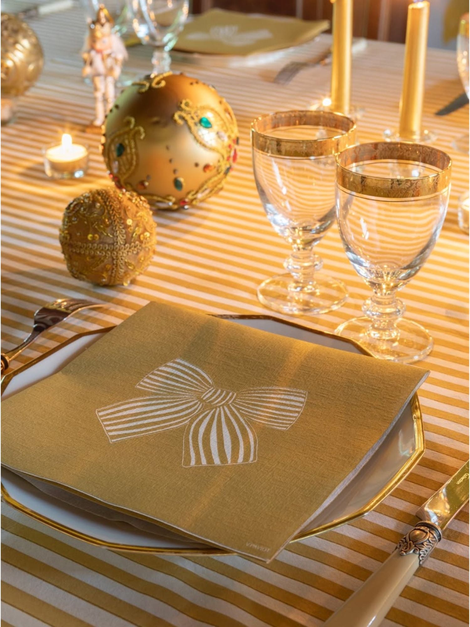 Bow dinner napkin, golden and white bow (40 x 40 cm)