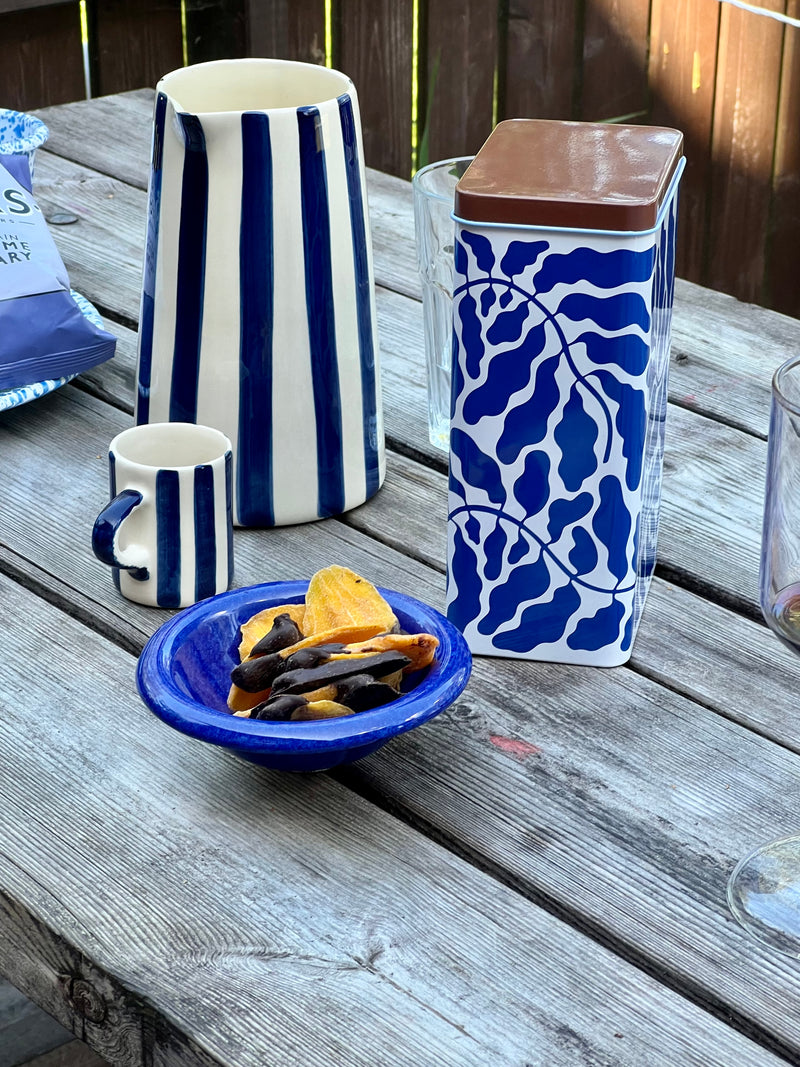 Leaves metal tin, blue-white