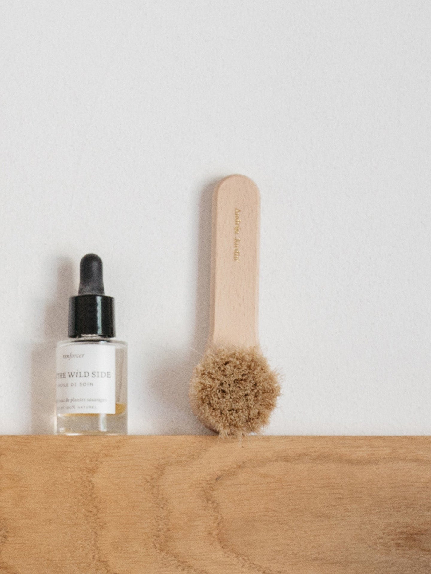 Scrub face cleansing brush, light wood