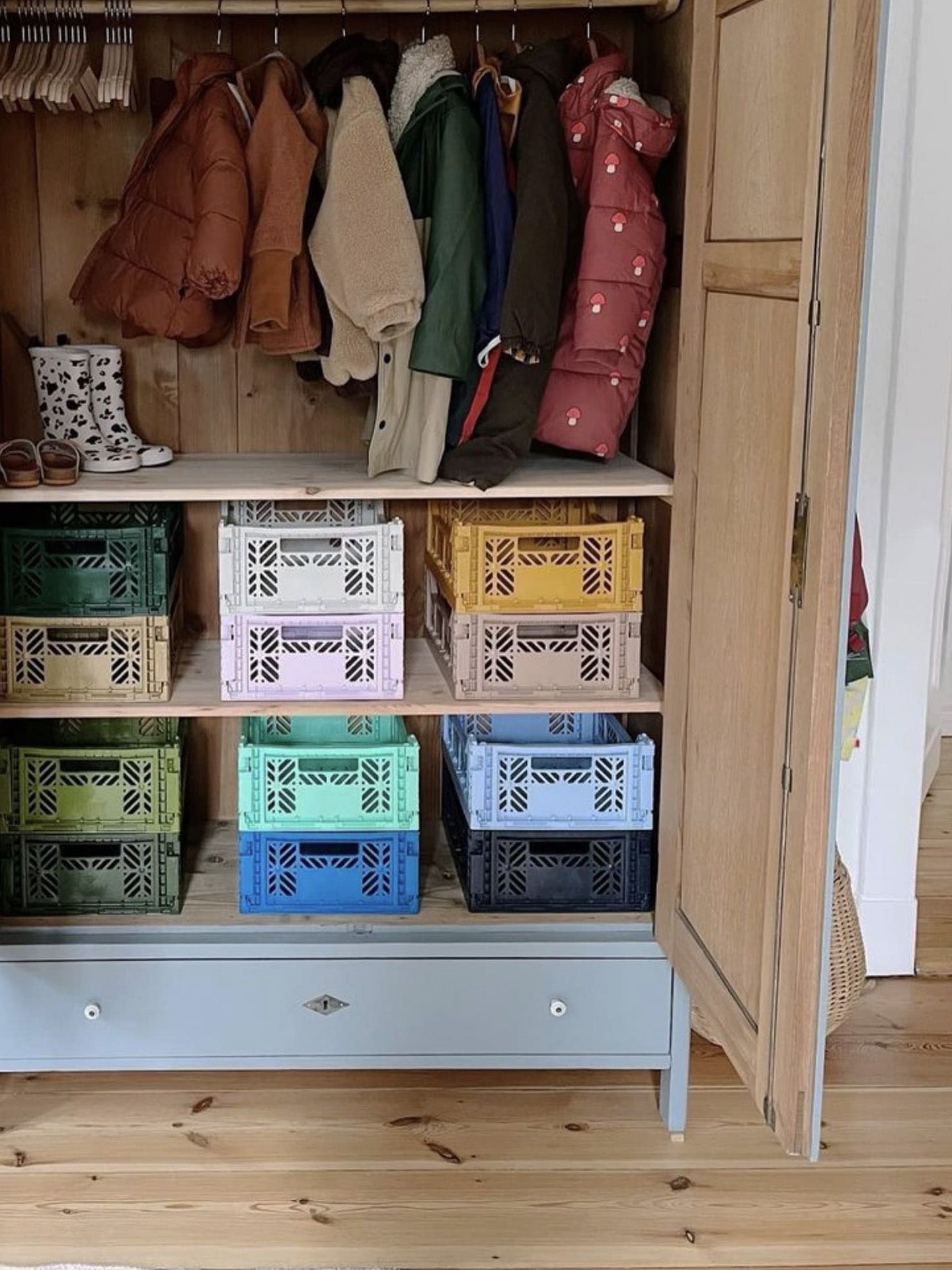 Aykasa storage crates are stylish and handy for keeping knits and underwear organised in the closet. With different colours it's easy to separate which clothing item belongs into which box. Or buy all in one shade to keep the look more calm!