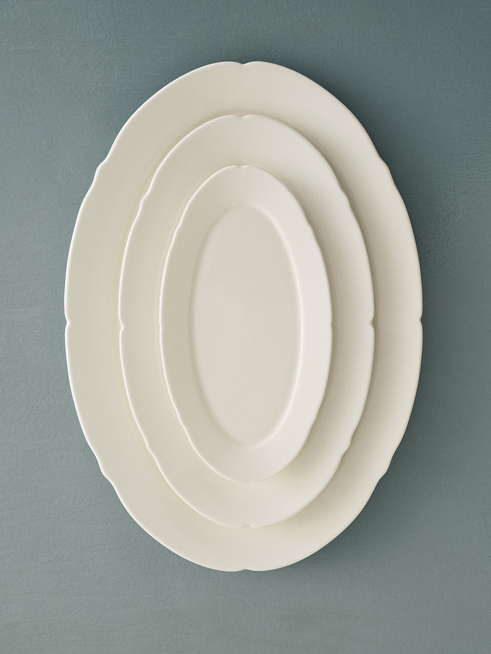 Silhouette medium oval plate, soft white (24,5cm)