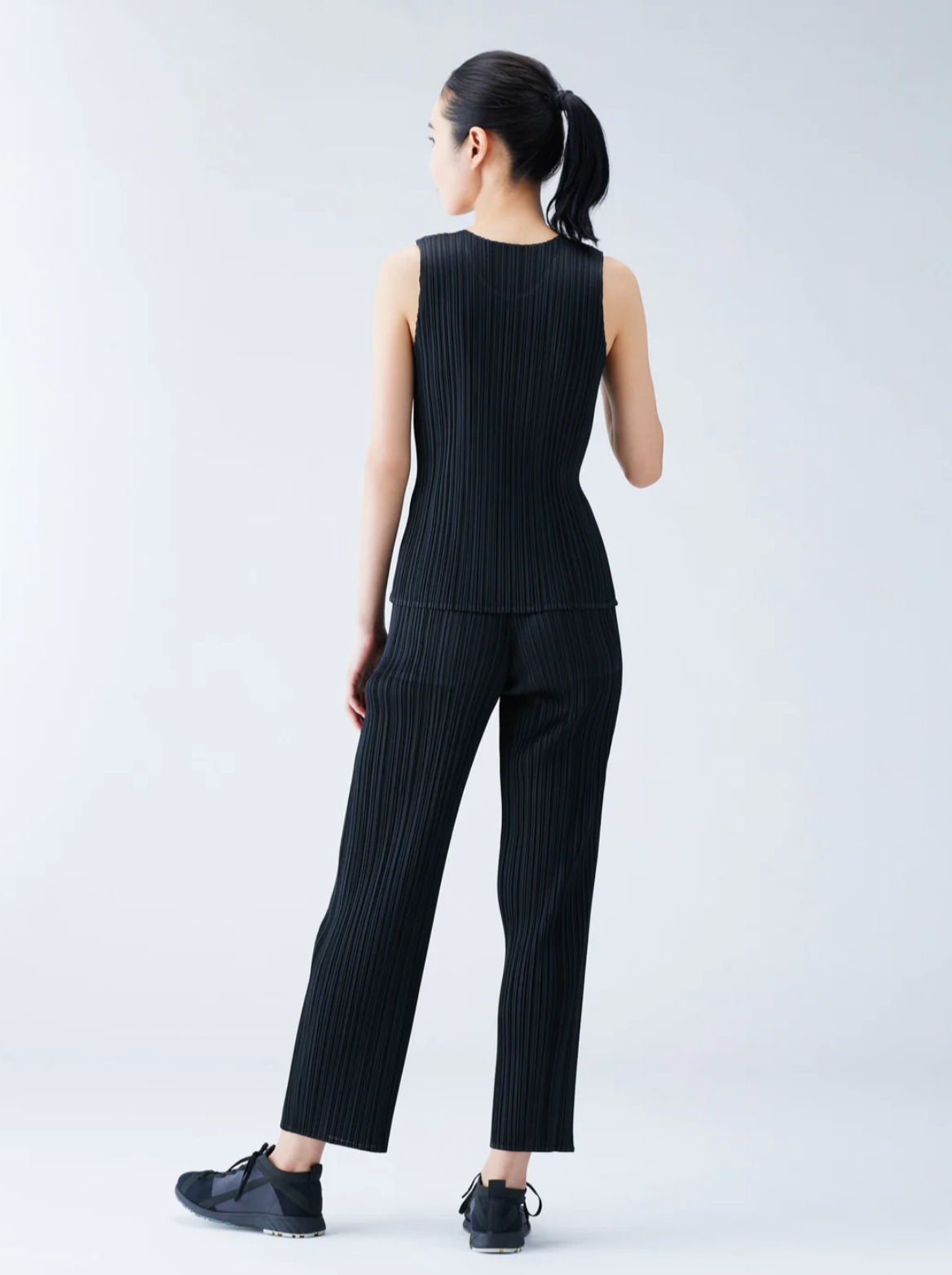 Sleeveless basics pleated top, black (carryover)