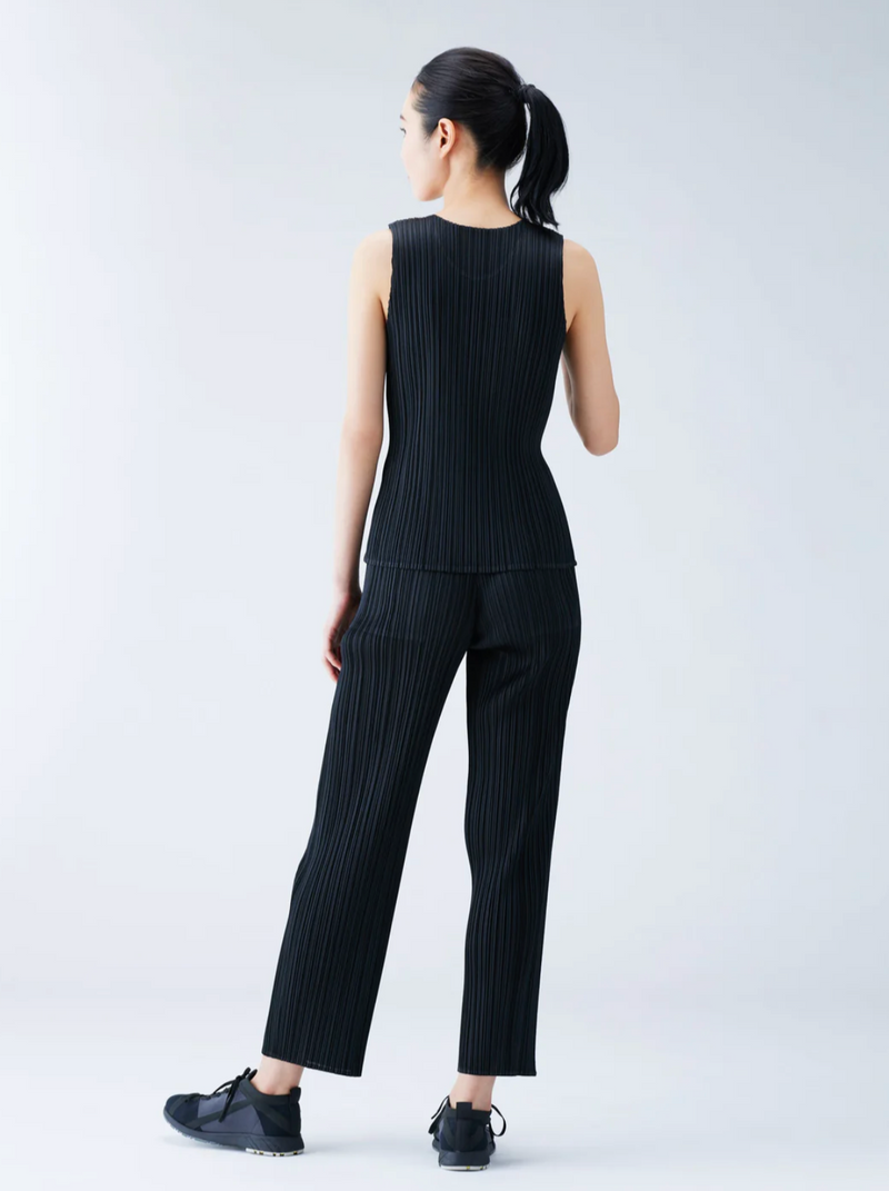 Sleeveless basics pleated top, black (carryover)