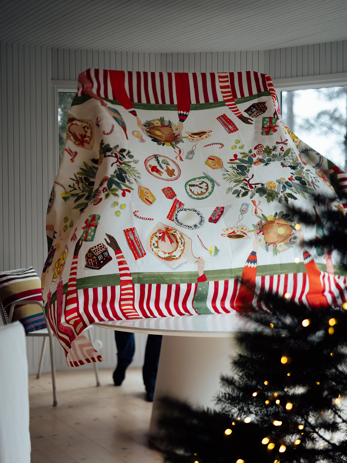 Hand on xmas tablecloth, 270 cm