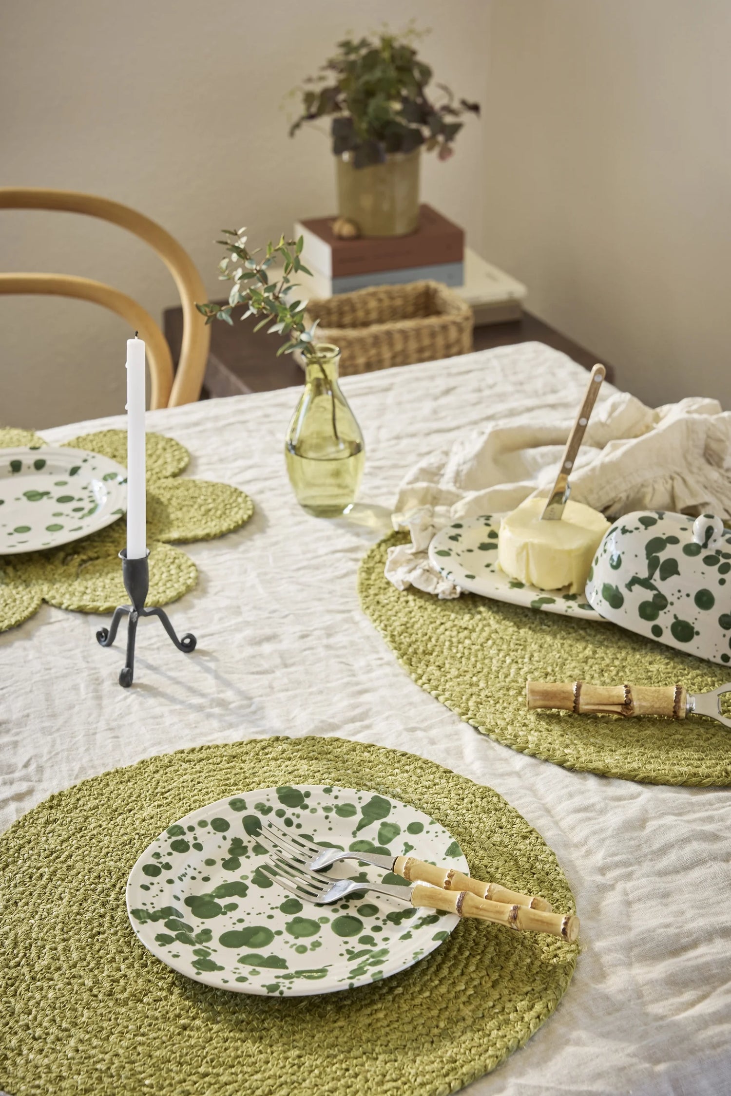 Oval braided placemat Elin, avocado