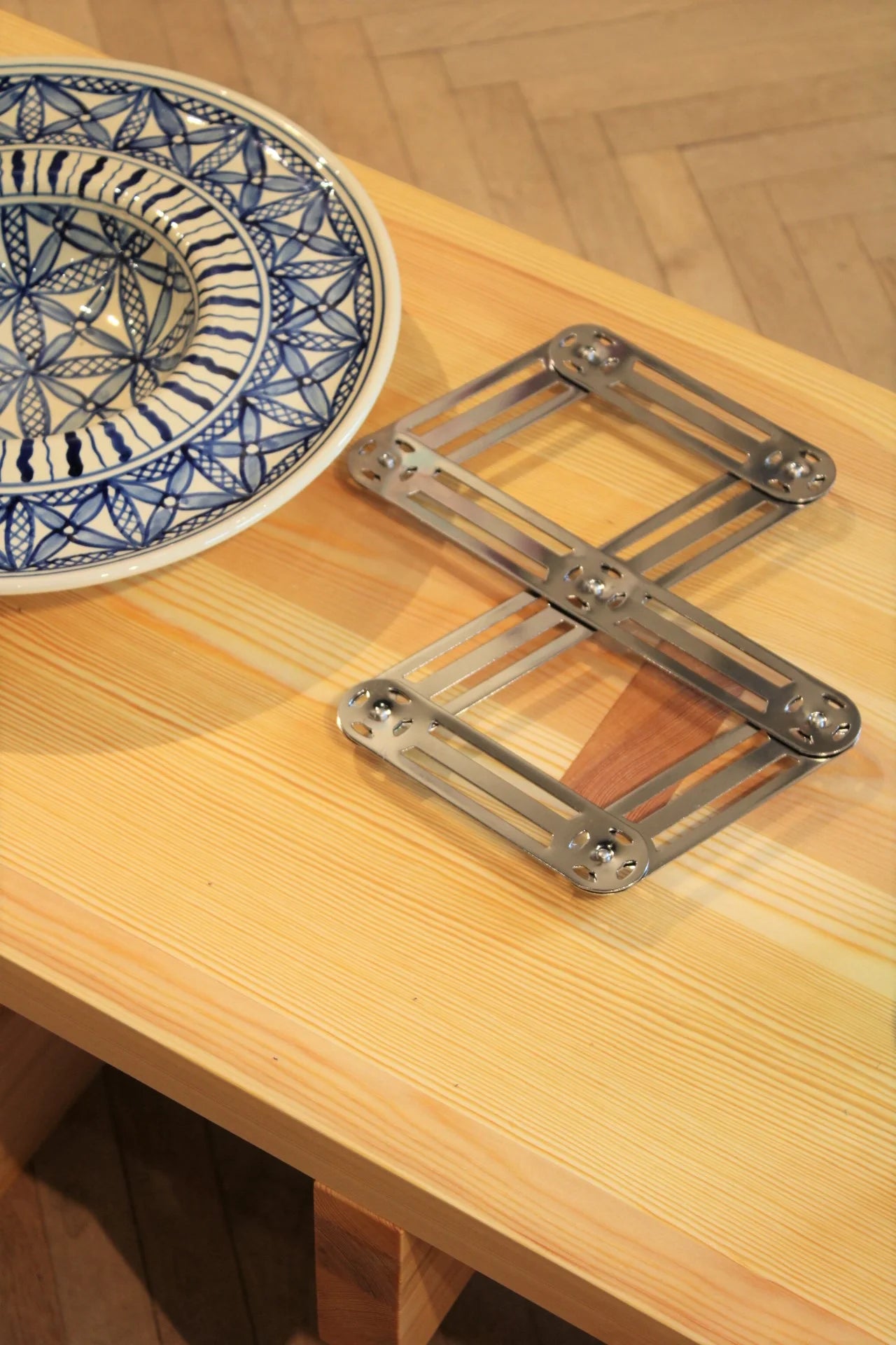 Extendable stainless steel zig zag trivet, medium