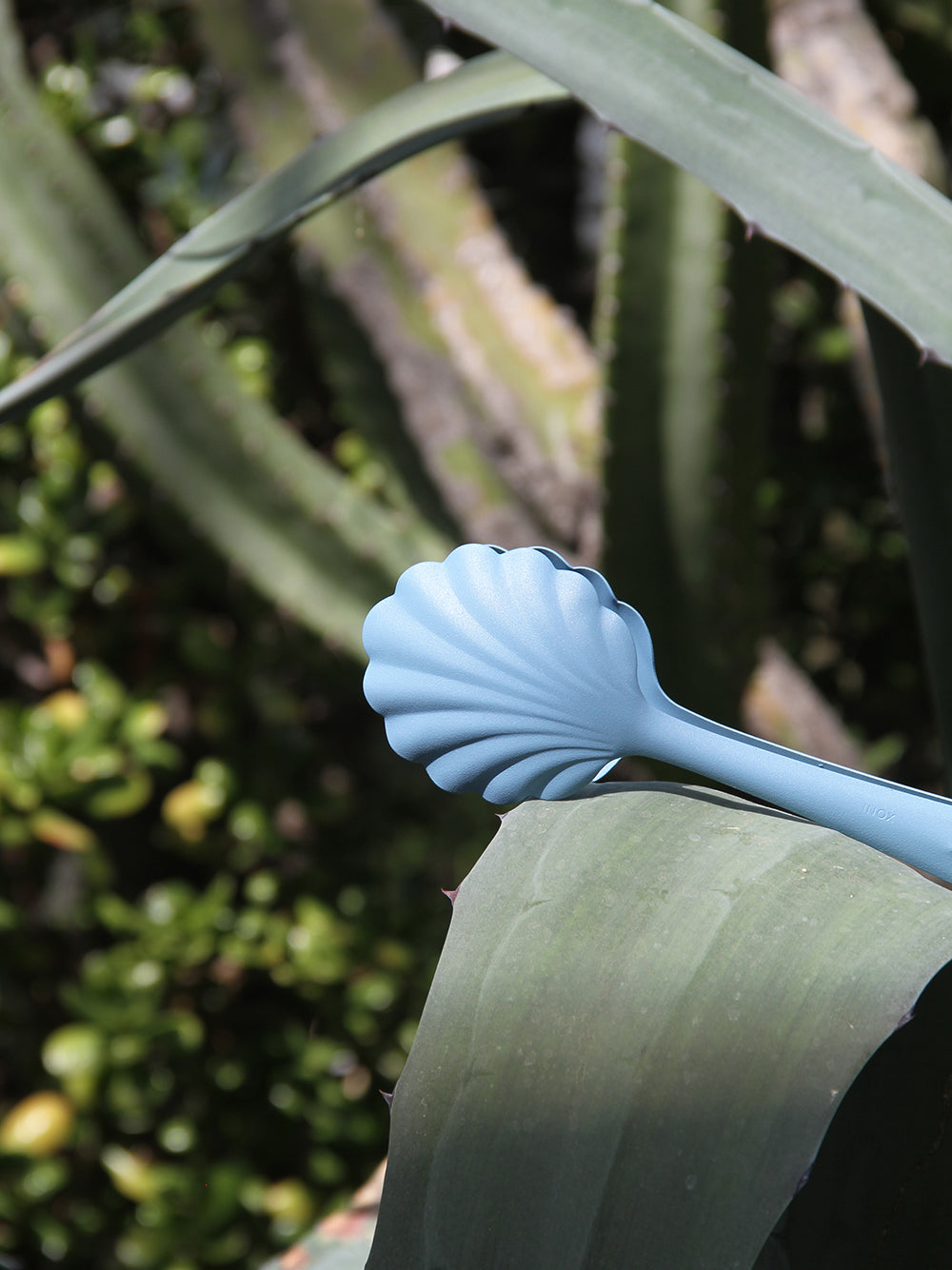 Shell-shaped salad tong, blue