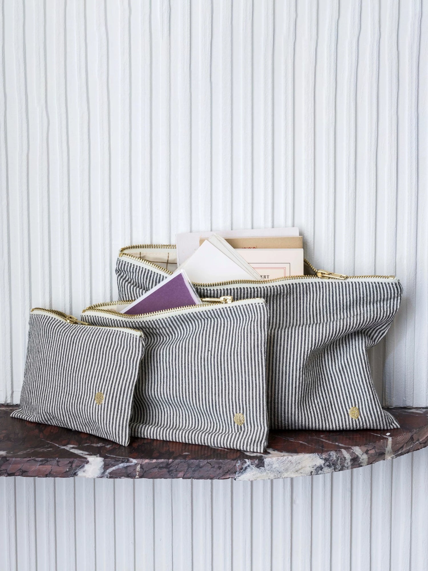 Finette S pouch, fine stripe (11 × 14 × 1 cm)