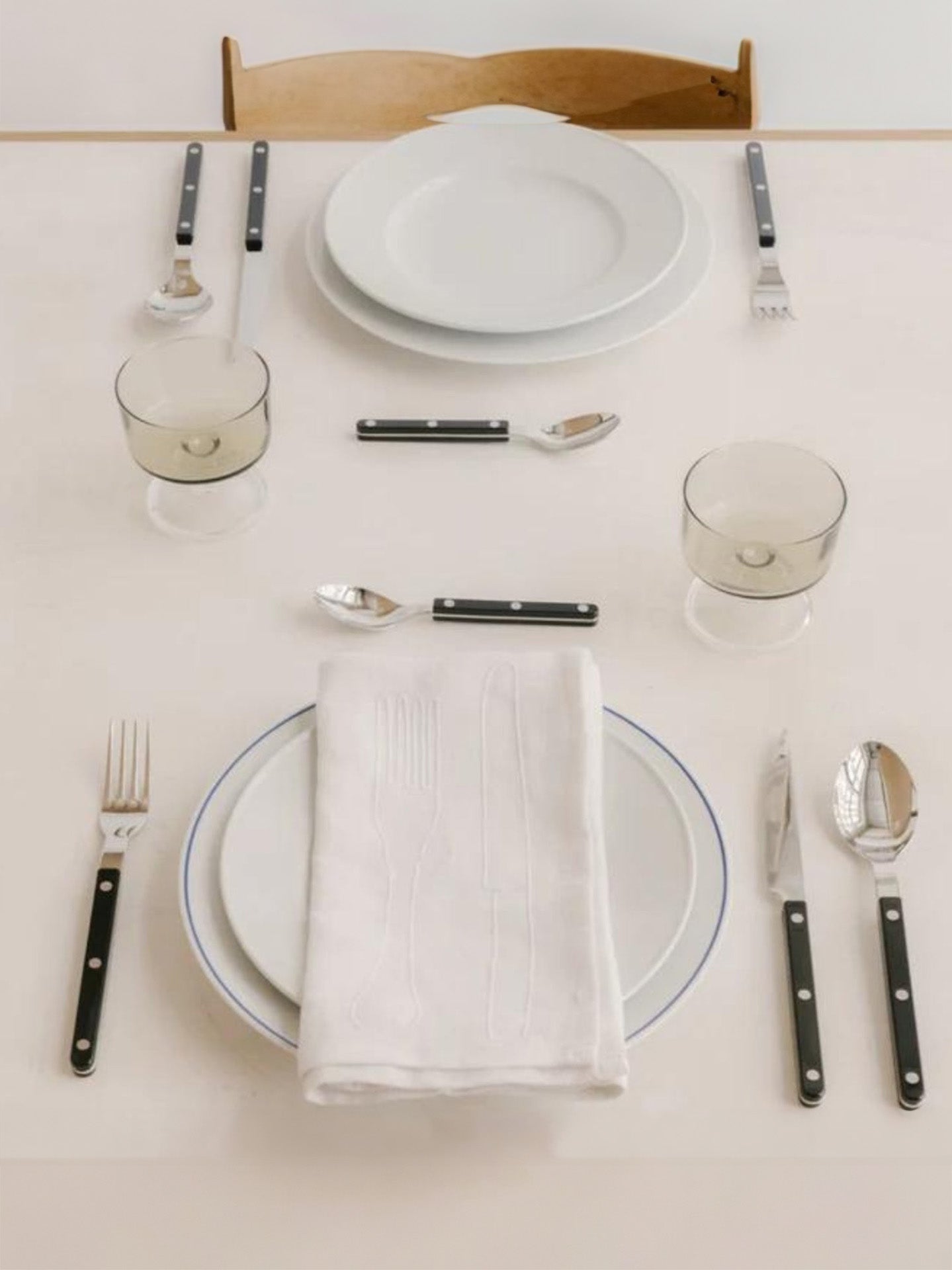 Tea spoon from the Bistrot collection looks great as a part both traditional table setting and minimal occasion.