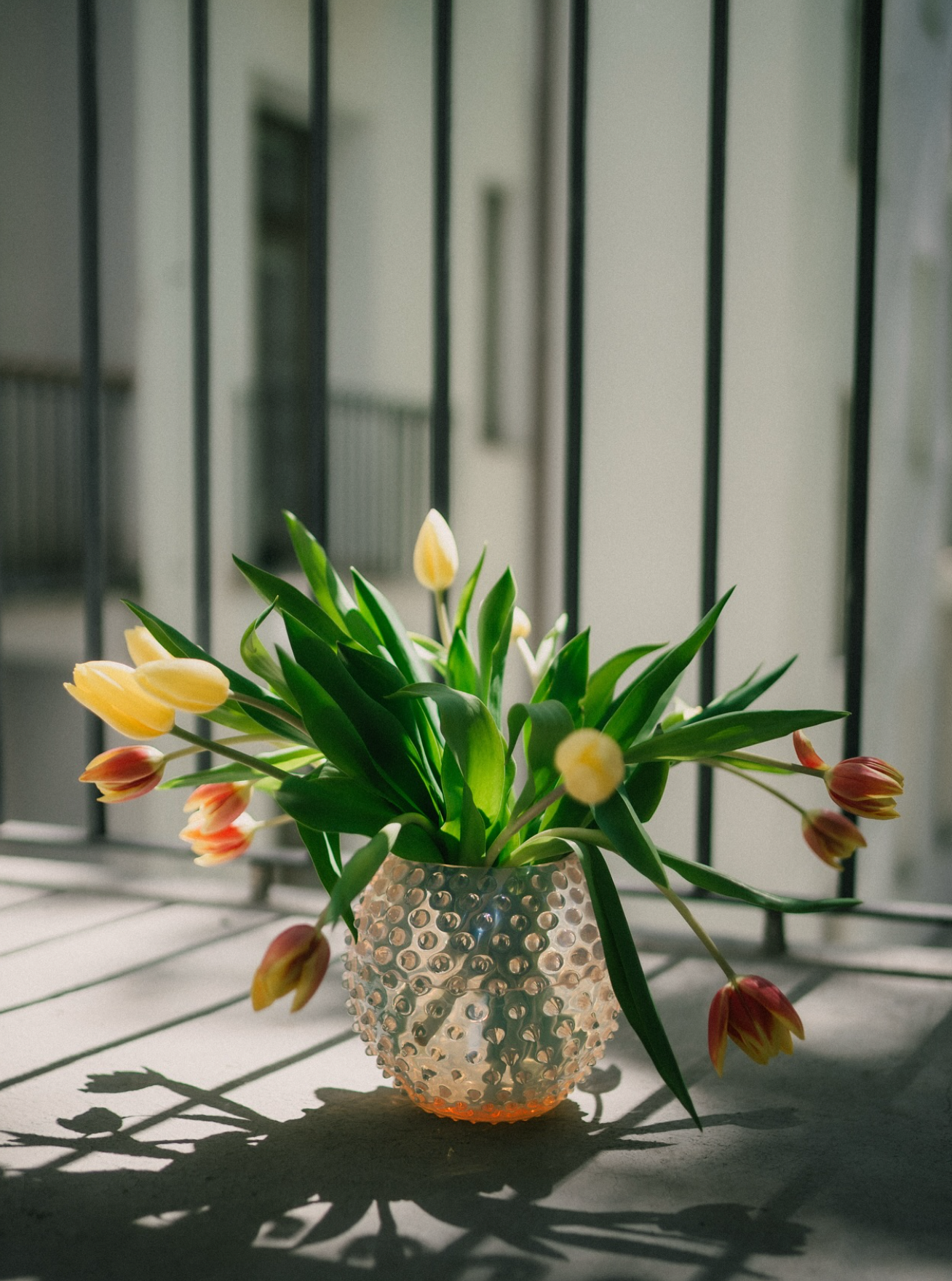 Small Globe hobnail vase, cashmere grey (18cm)