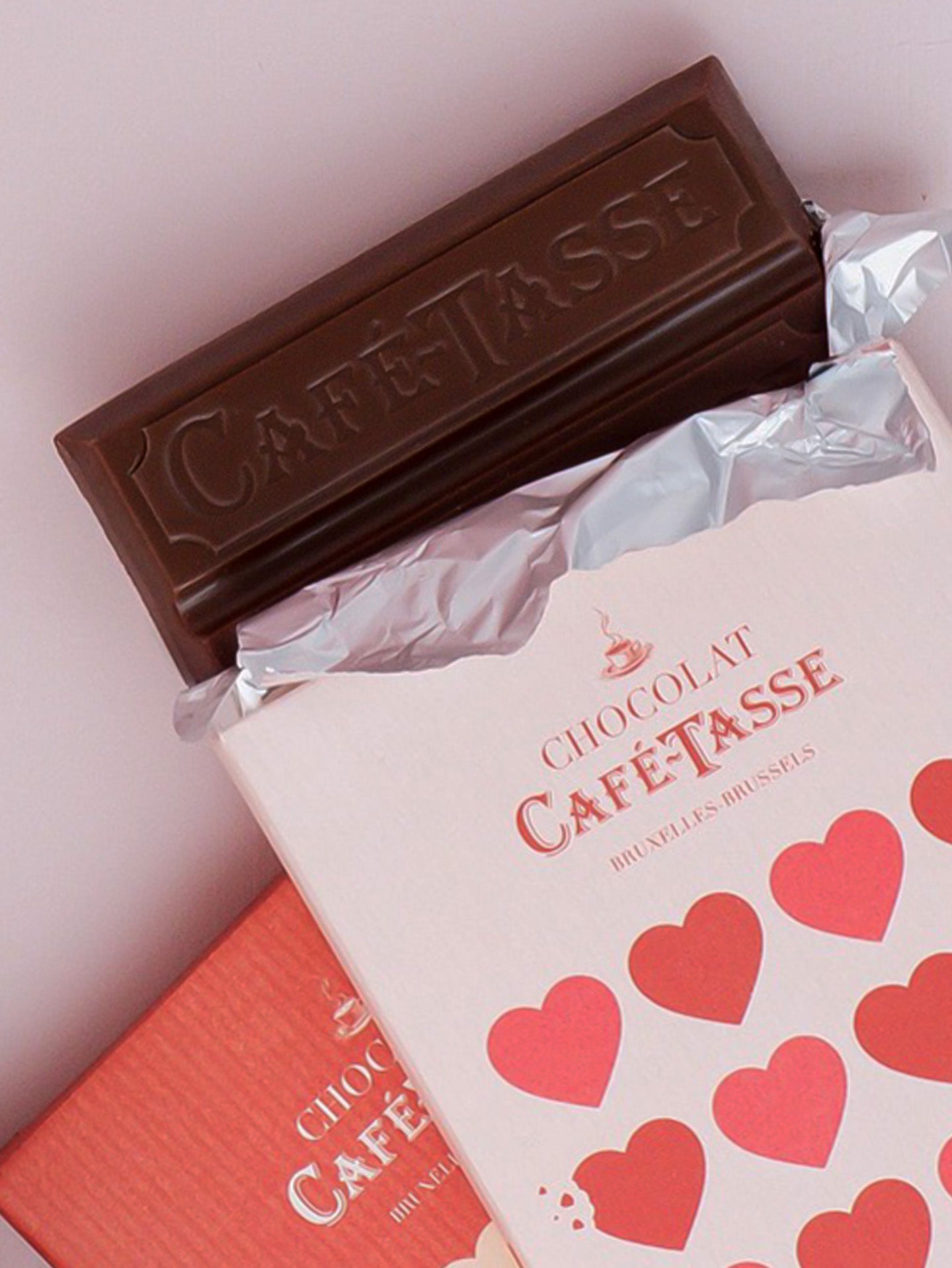 Belgian milk chocolate 38%, Love edition 85g