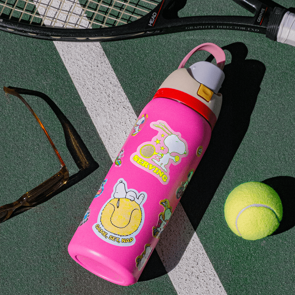 Serving Snoopy (Tennis), die cut sticker