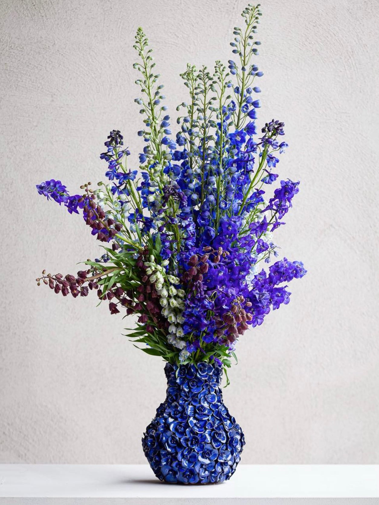 Vase deco with flowers, Blue (H 17cm)