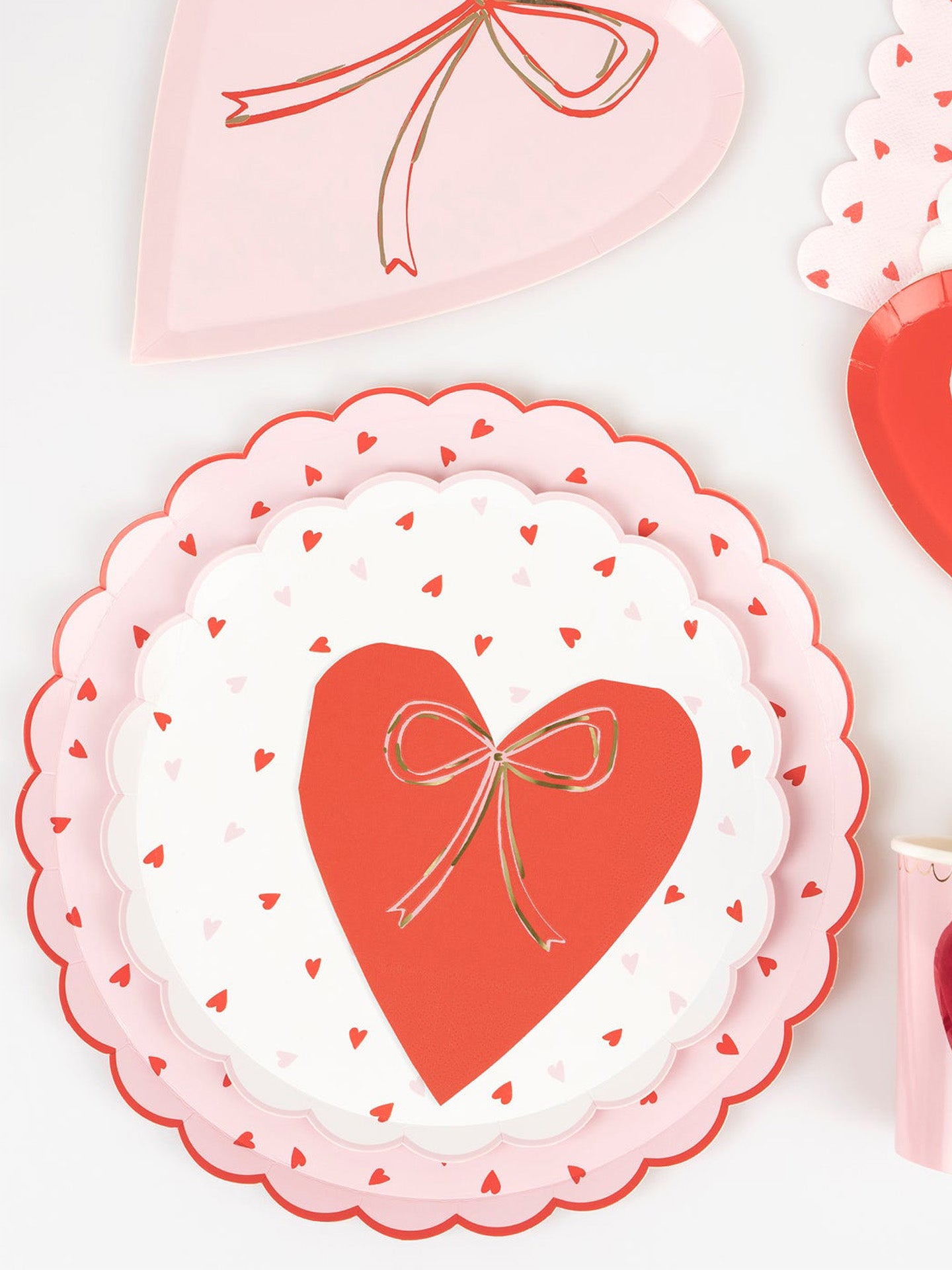 Hearts pattern dinner paper plates, set of 8