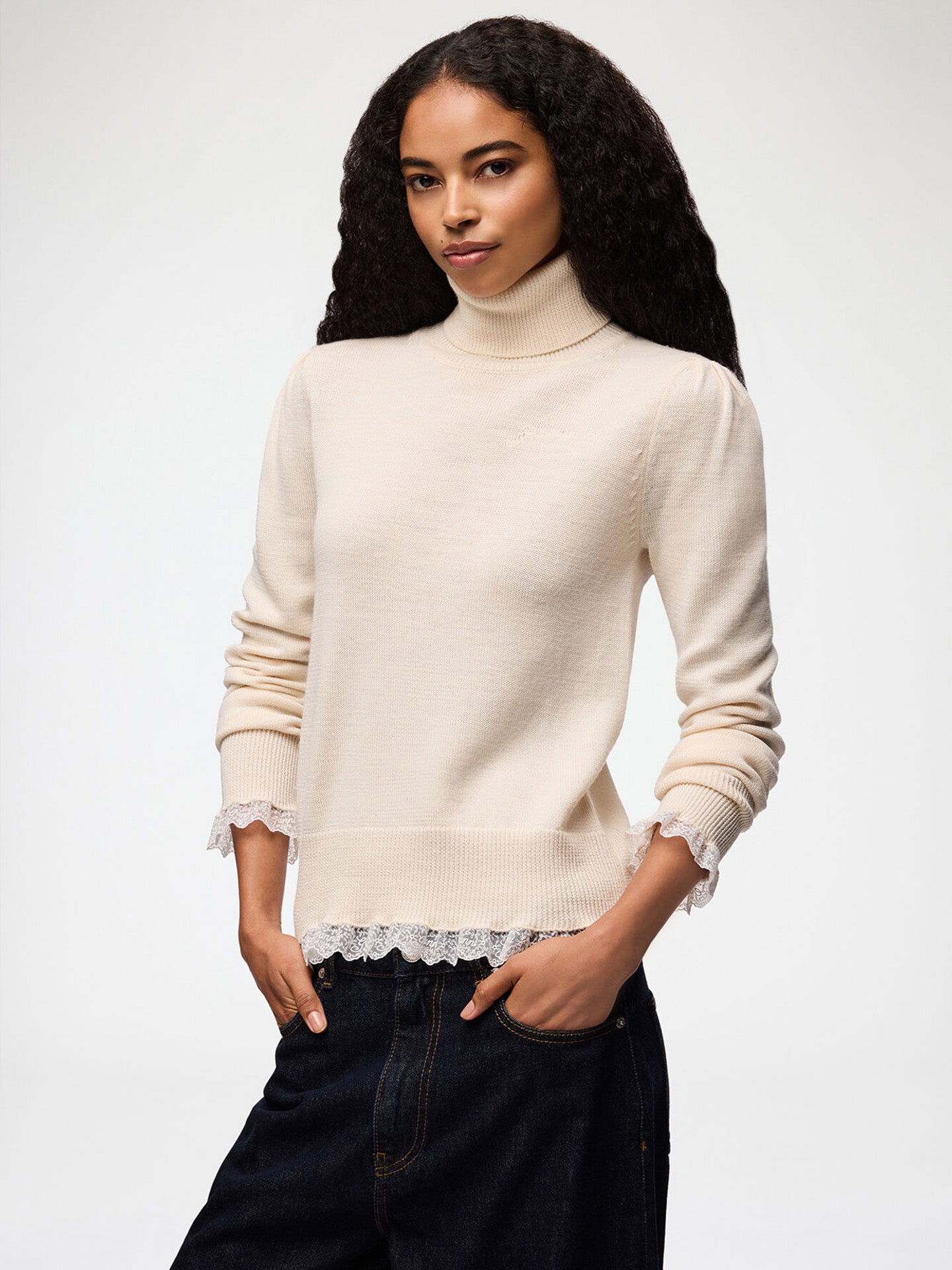 Merino Turtleneck w/lace details, egret