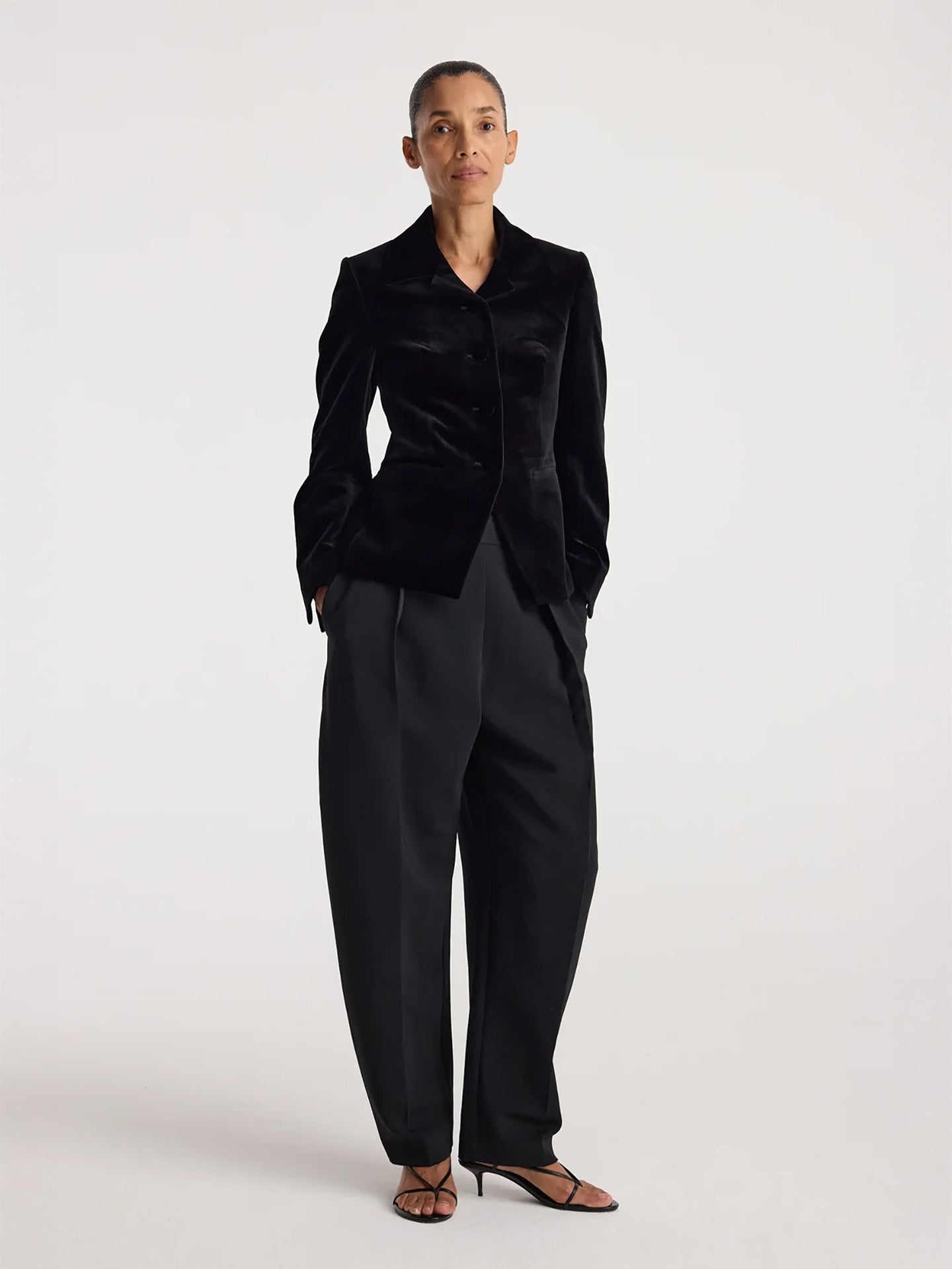 Classic fitted velvet blazer, black