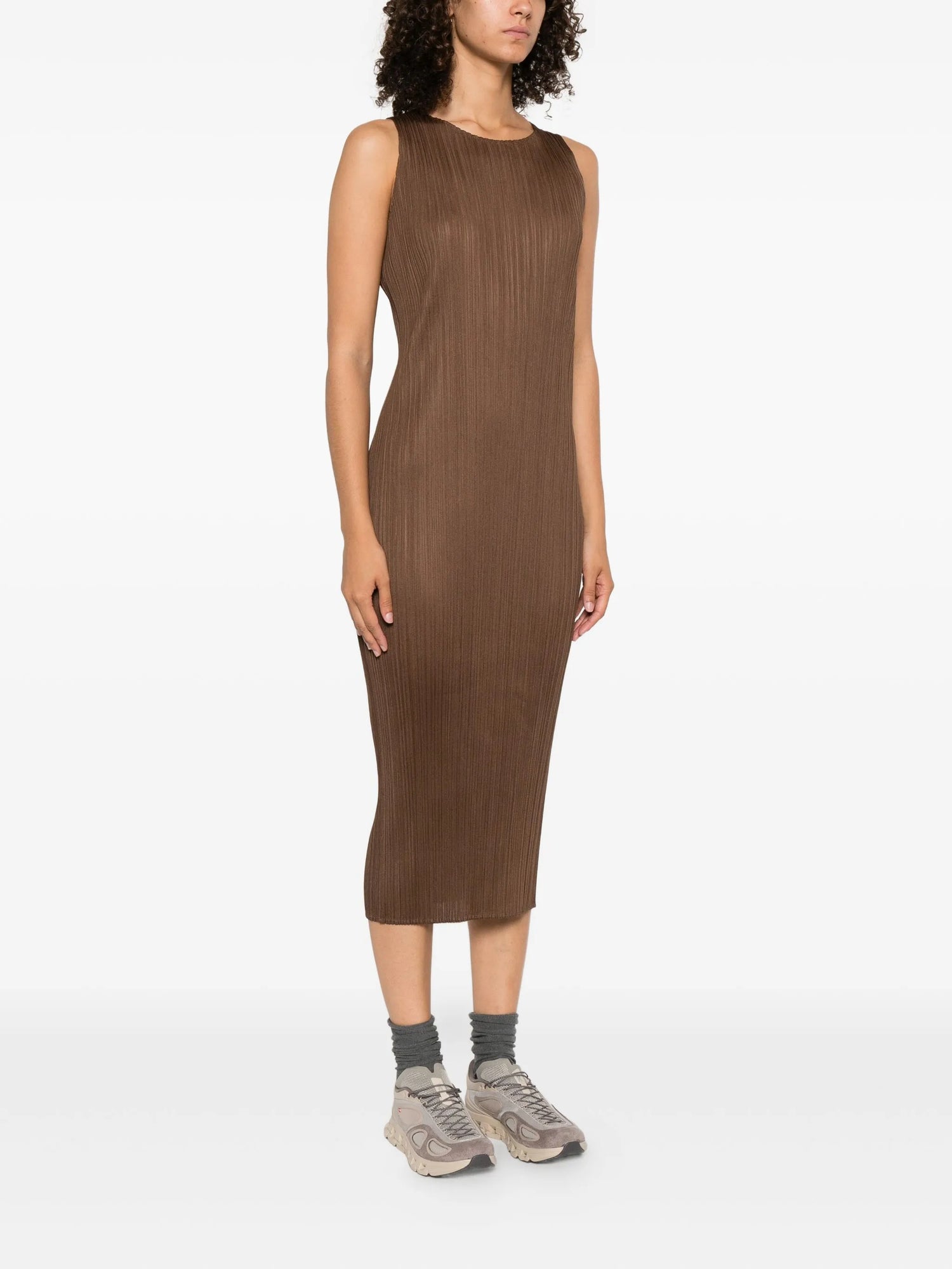 Sleeveless pleated dress, brown