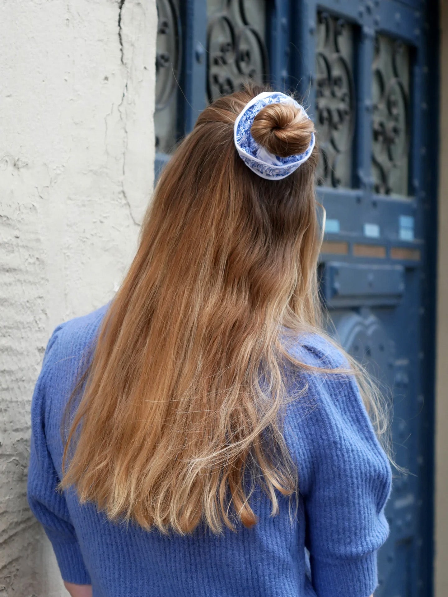 Toile de jouy scrunchie in blue