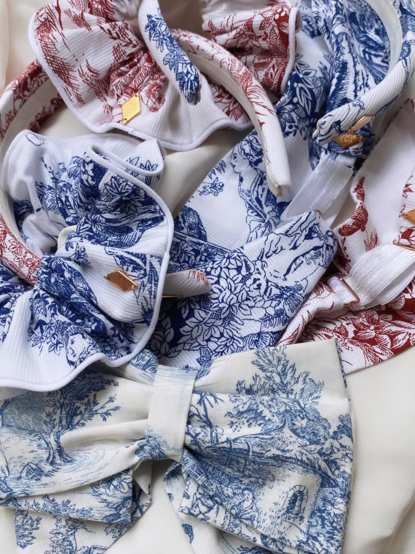 Toile de jouy scrunchie in blue