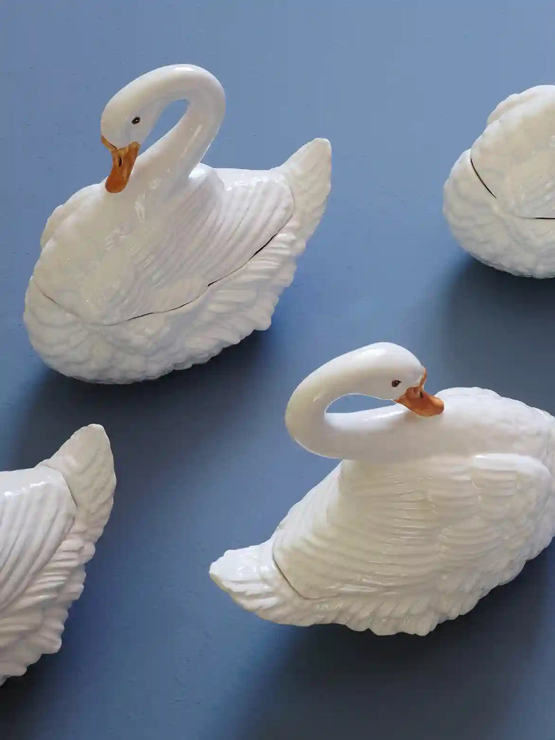 Swan bowl with a lid