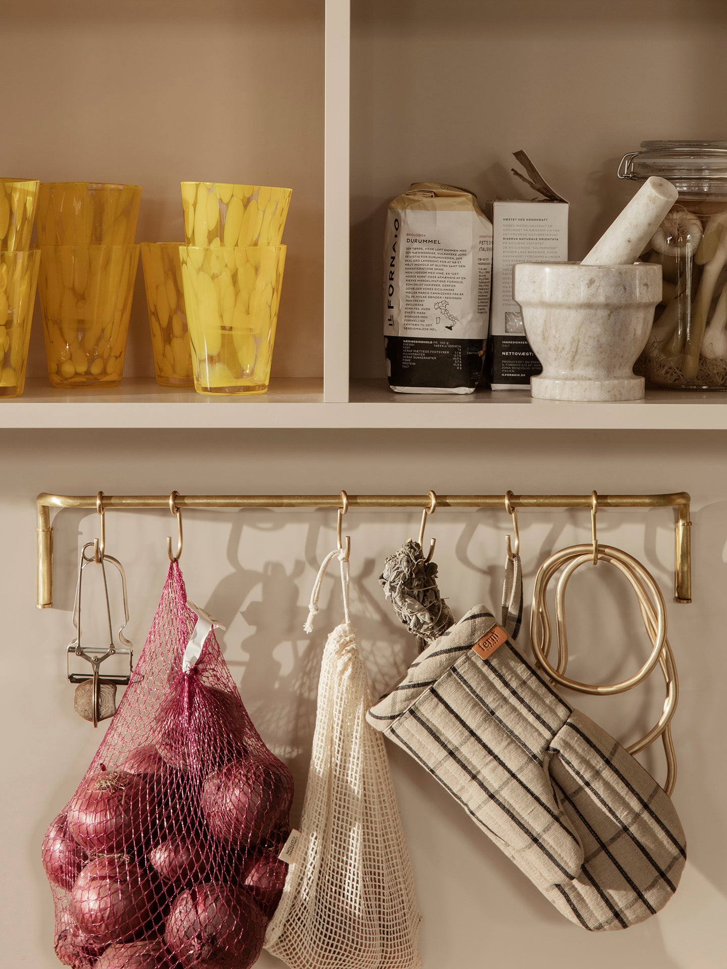 Hale Oven Mitt, beige-black