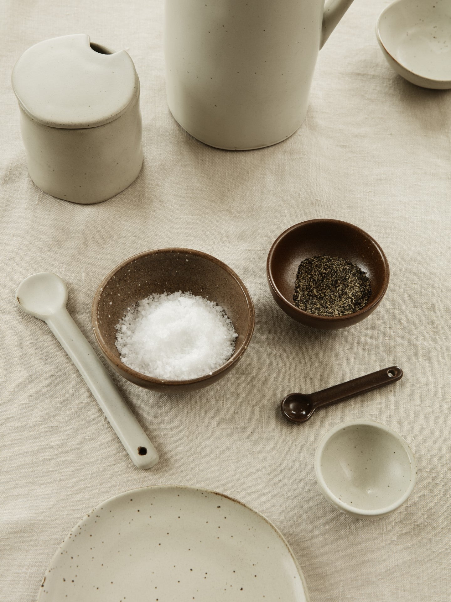 Flow Jar with spoon, Off-white w/Speckles