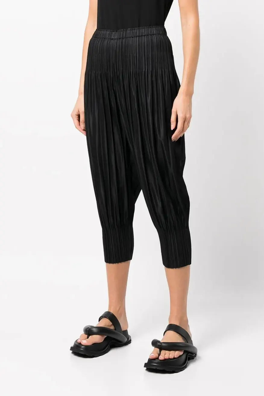Fluffy basics plissé cropped trousers, black
