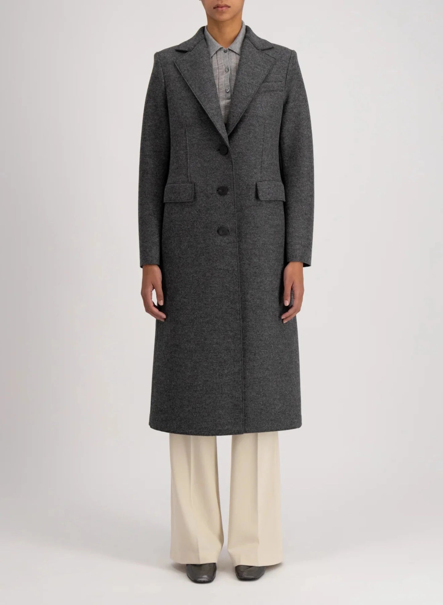 Single breasted wool coat w. shoulder pads, middle grey