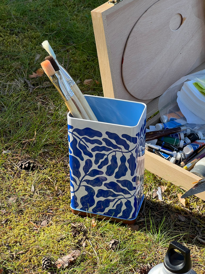Leaves metal tin, blue-white
