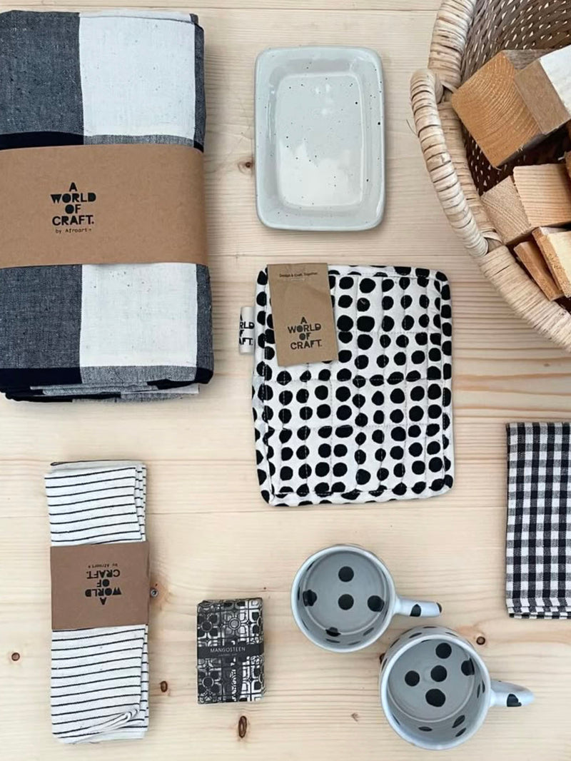 Dots pot holder, white/black