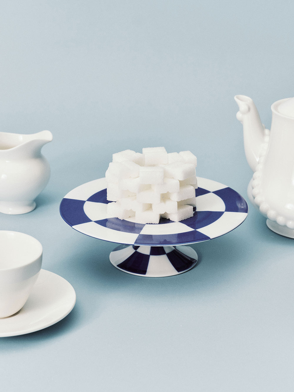 Checkerboard cake stand Fête des Bêtes, blue-white