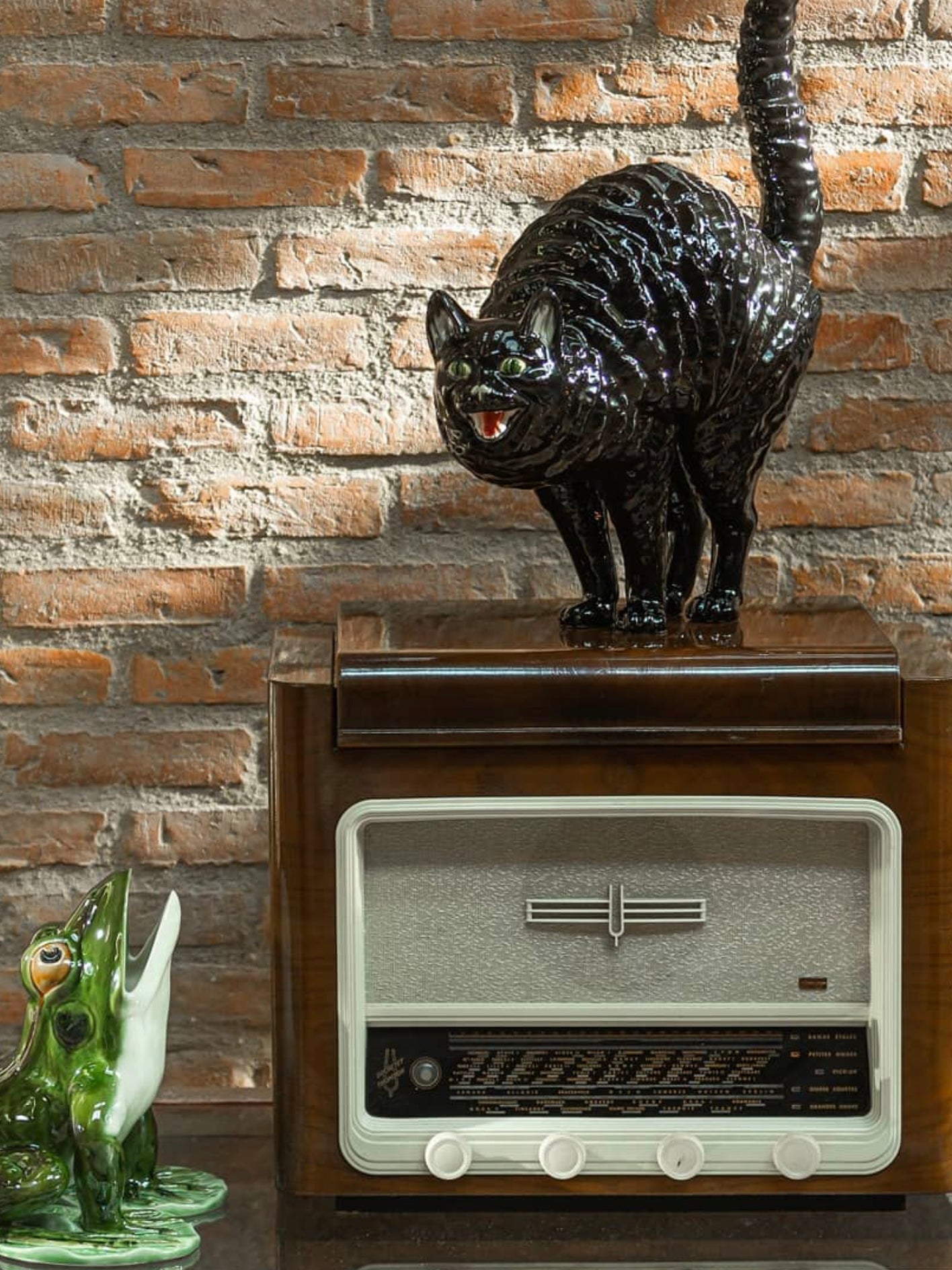 Ceramic hissing cat statue (58cm)