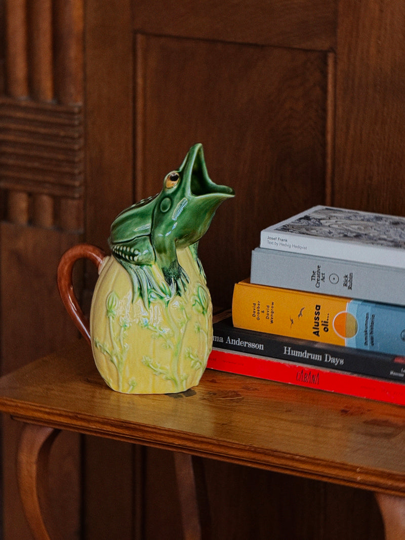 Bordallo Pinheiro 's Frog pitcher on the table