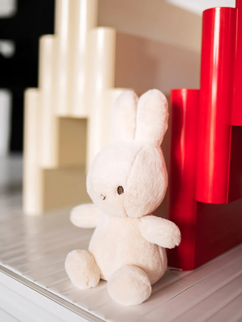 Cozy Miﬀy in giftbox, cream (23 cm)
