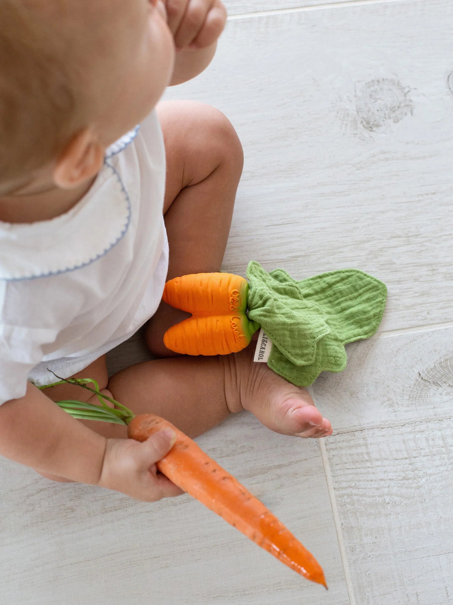 Cathy the Carrot mini doudou teether