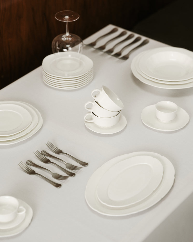 Silhouette medium oval plate, soft white (24,5cm)