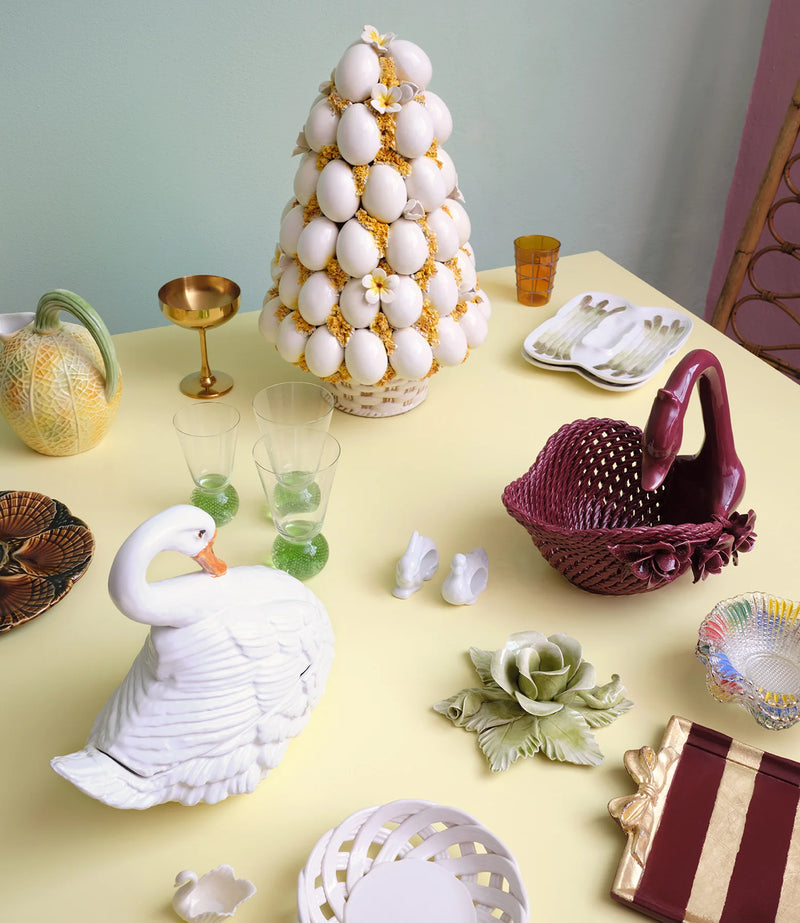 Swan bowl with a lid
