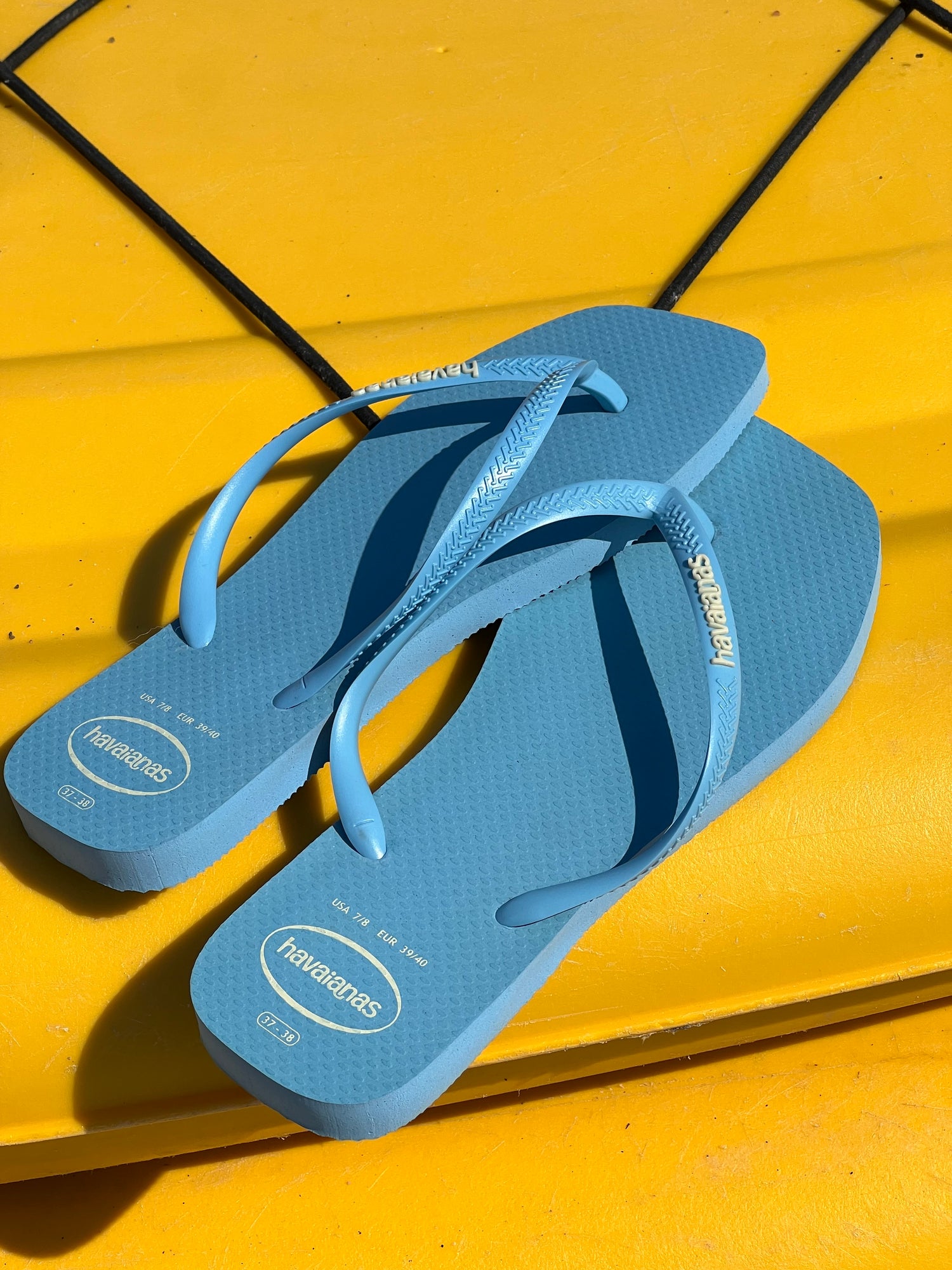 Slim square logo pop up flip-flops, light blue