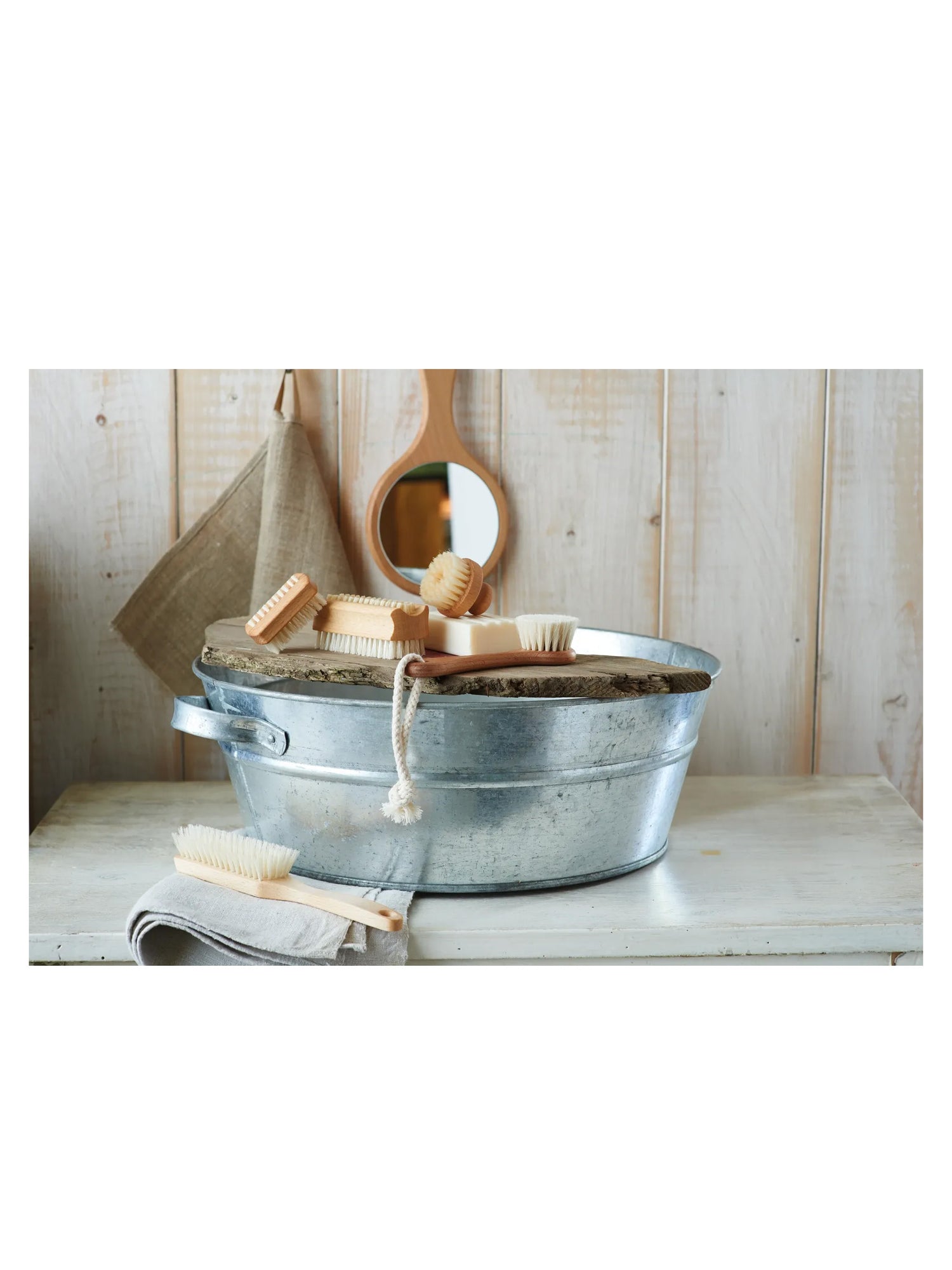 Nail brush, beechwood