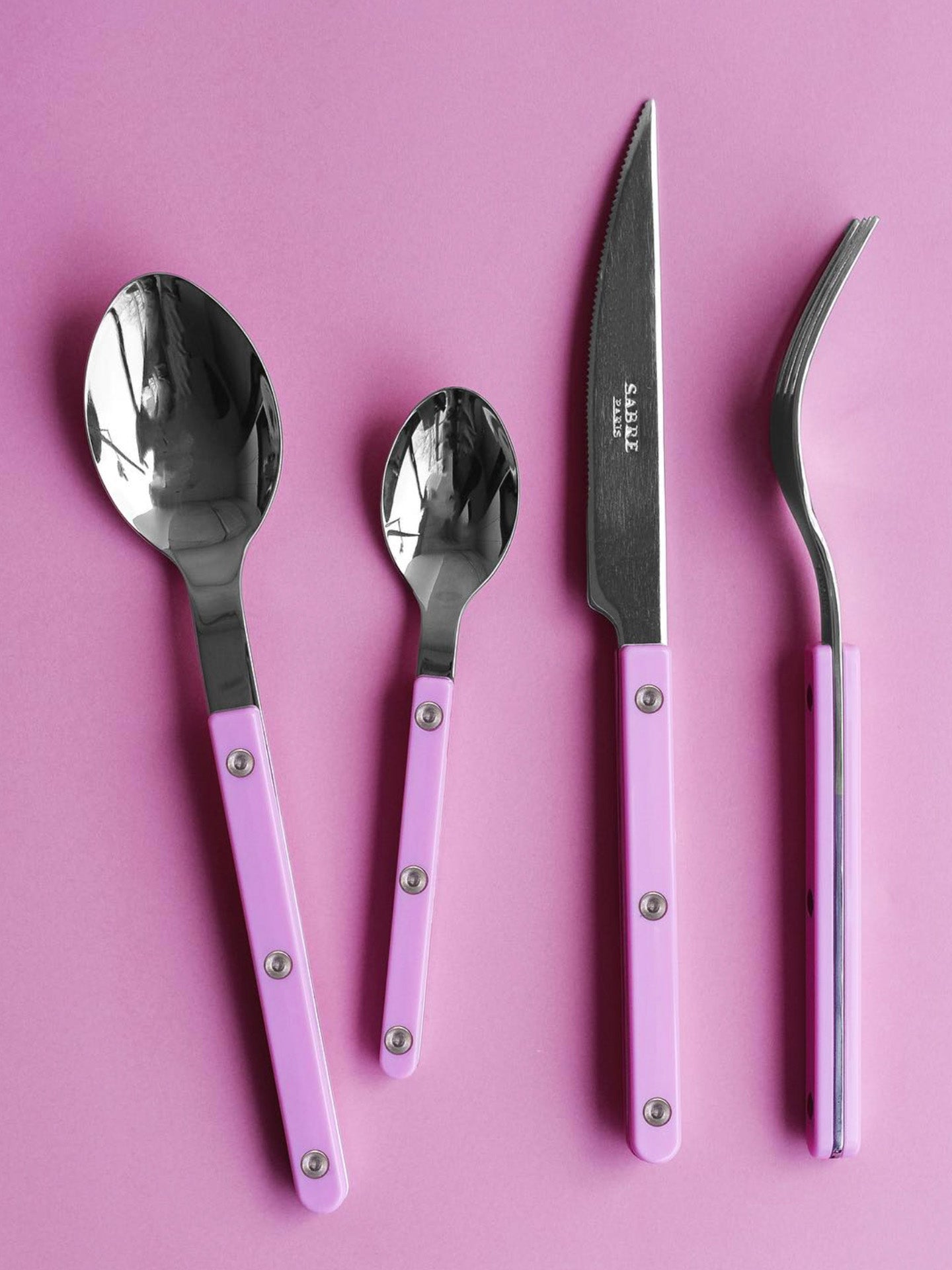 Sabre's little spoon is just 16 cm tall and machine washable. The Bistrot teaspoon couples great with the tablespoon, dinner fork and the dinner knife of the same colour. But it's possible to mix them with other shades, too, as the cutleries are available to buy in single pieces - pink will look fabulous with garden greens, red, or ivory cutleries!