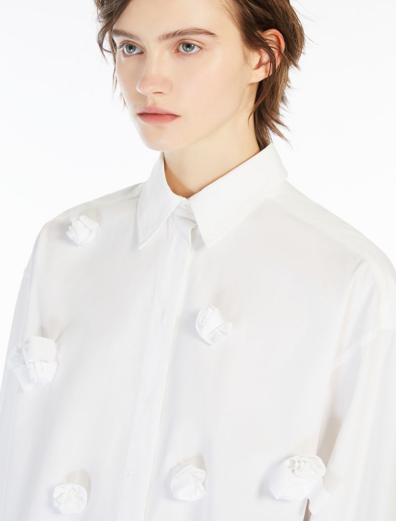 Bisous Oversized shirt with 3D rose detail, white