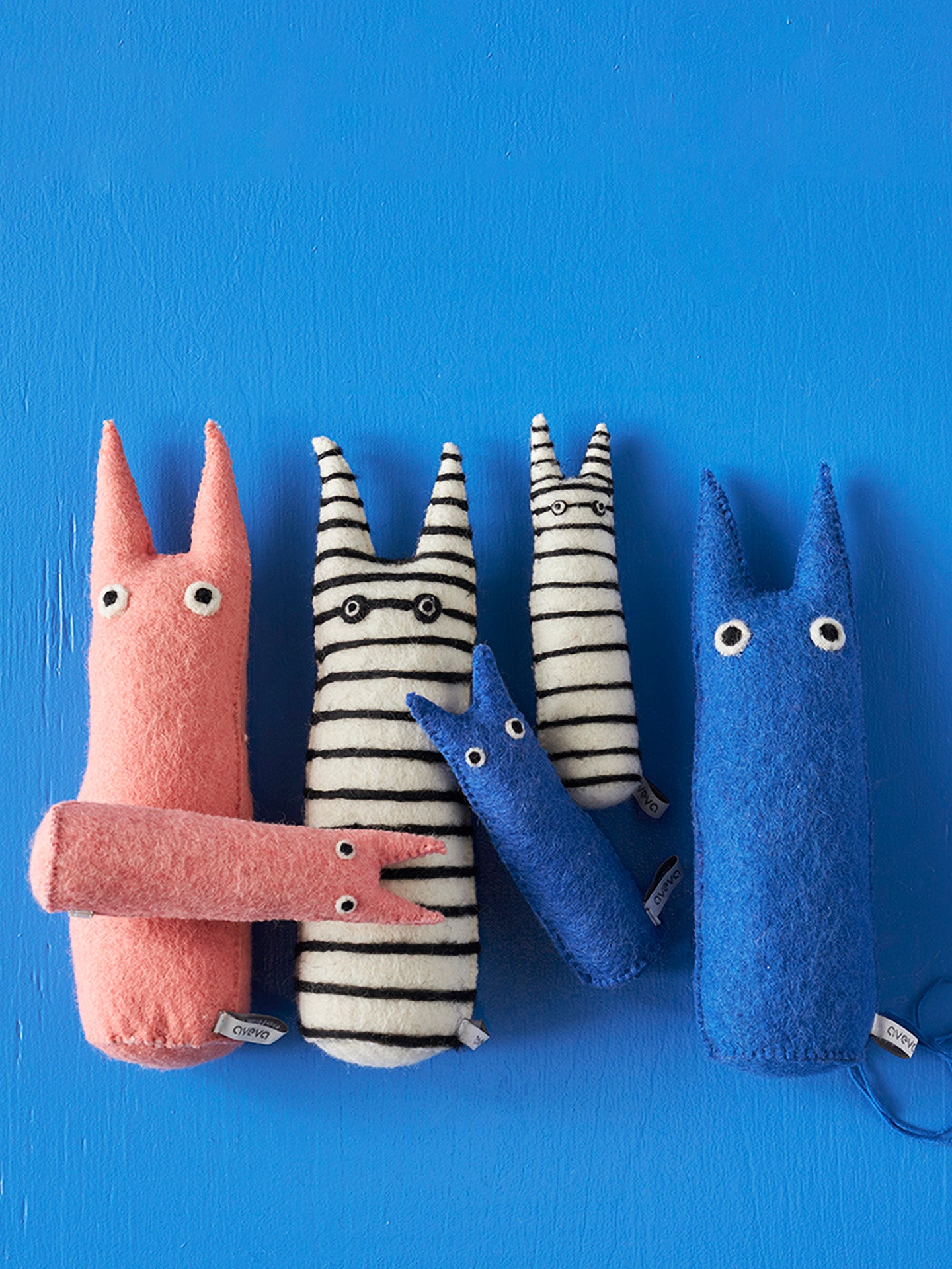 The curious large woollen cat, pink