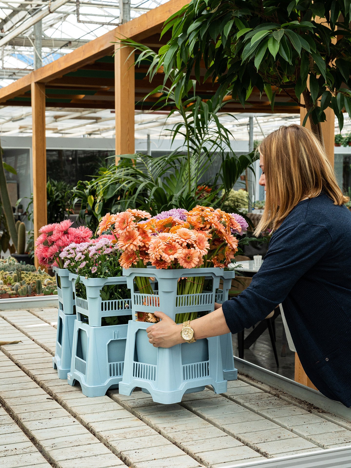 The Aykasa Florist vase adapts to classical bouquets but looks great with more informal floral arrangements, too!