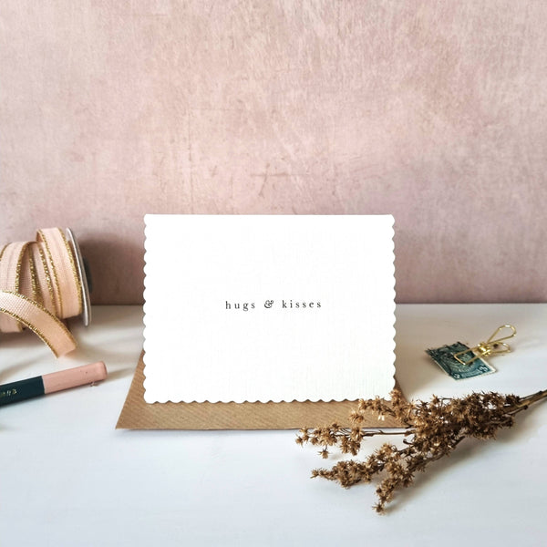 Mignon scalloped mini hugs & kisses love & friendship card