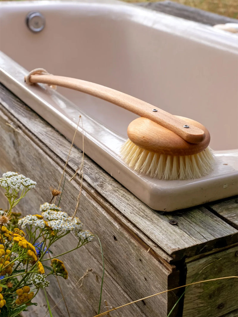 Round bath brush with handle, light bristle (47cm)