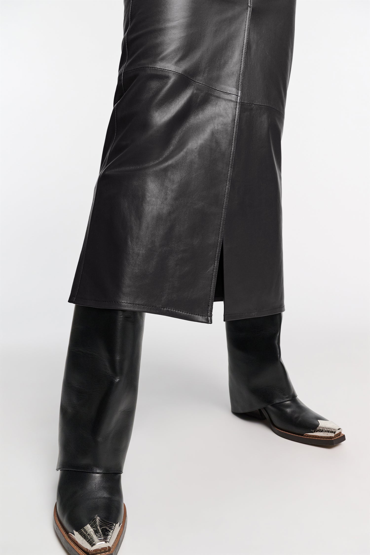 Sleek Statement leather skirt, black