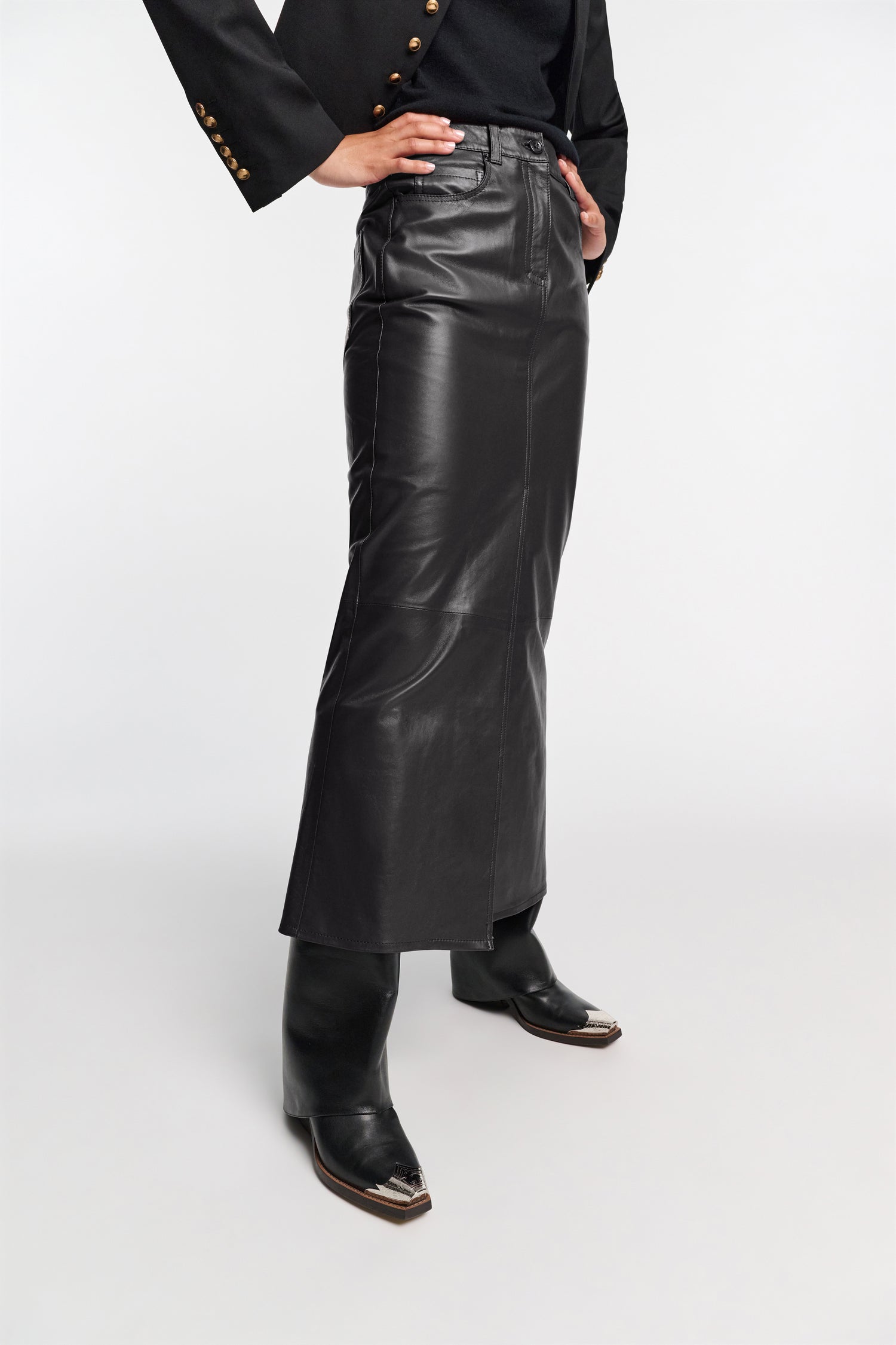 Sleek Statement leather skirt, black