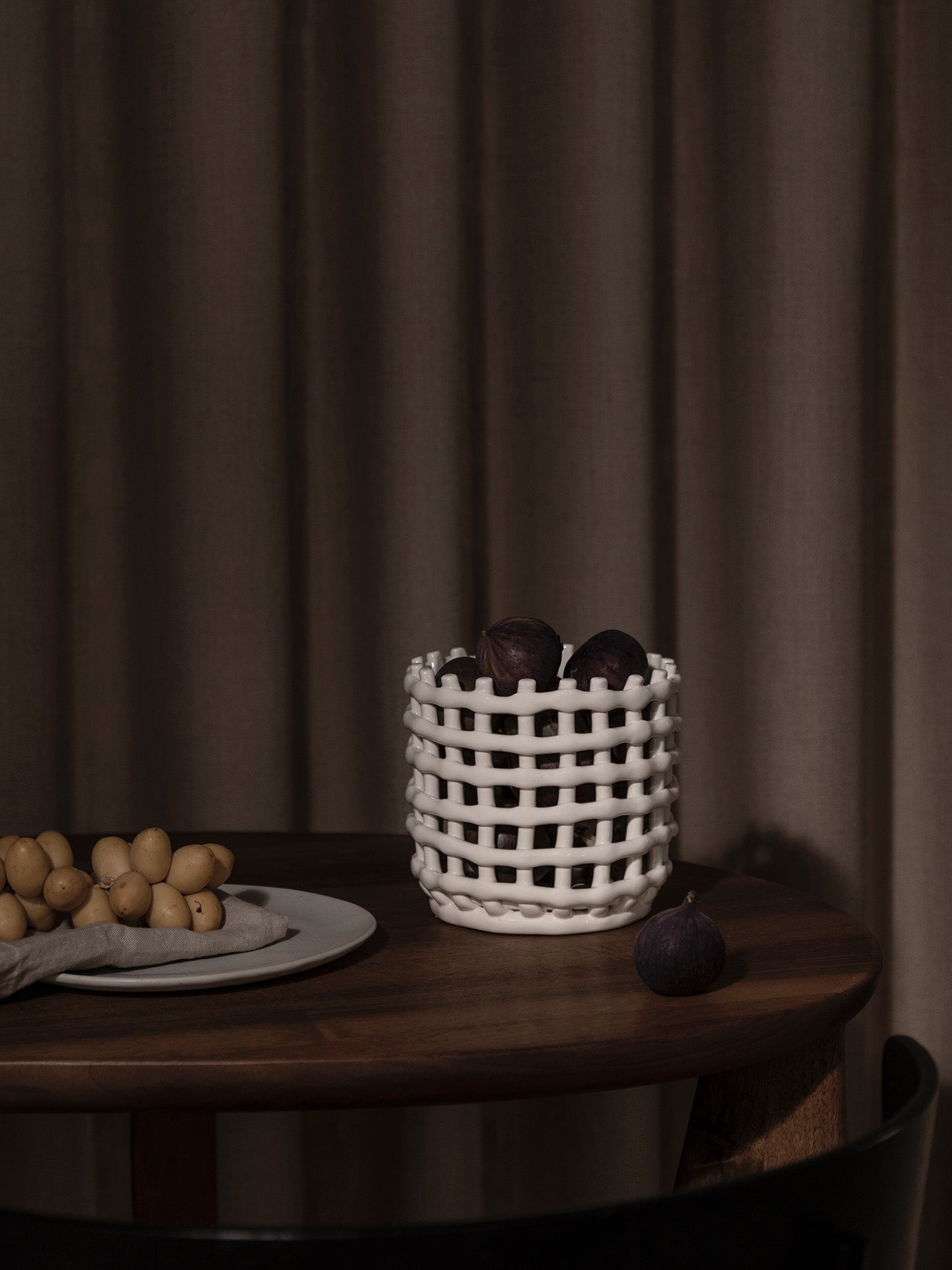 Small ceramic basket, off-white