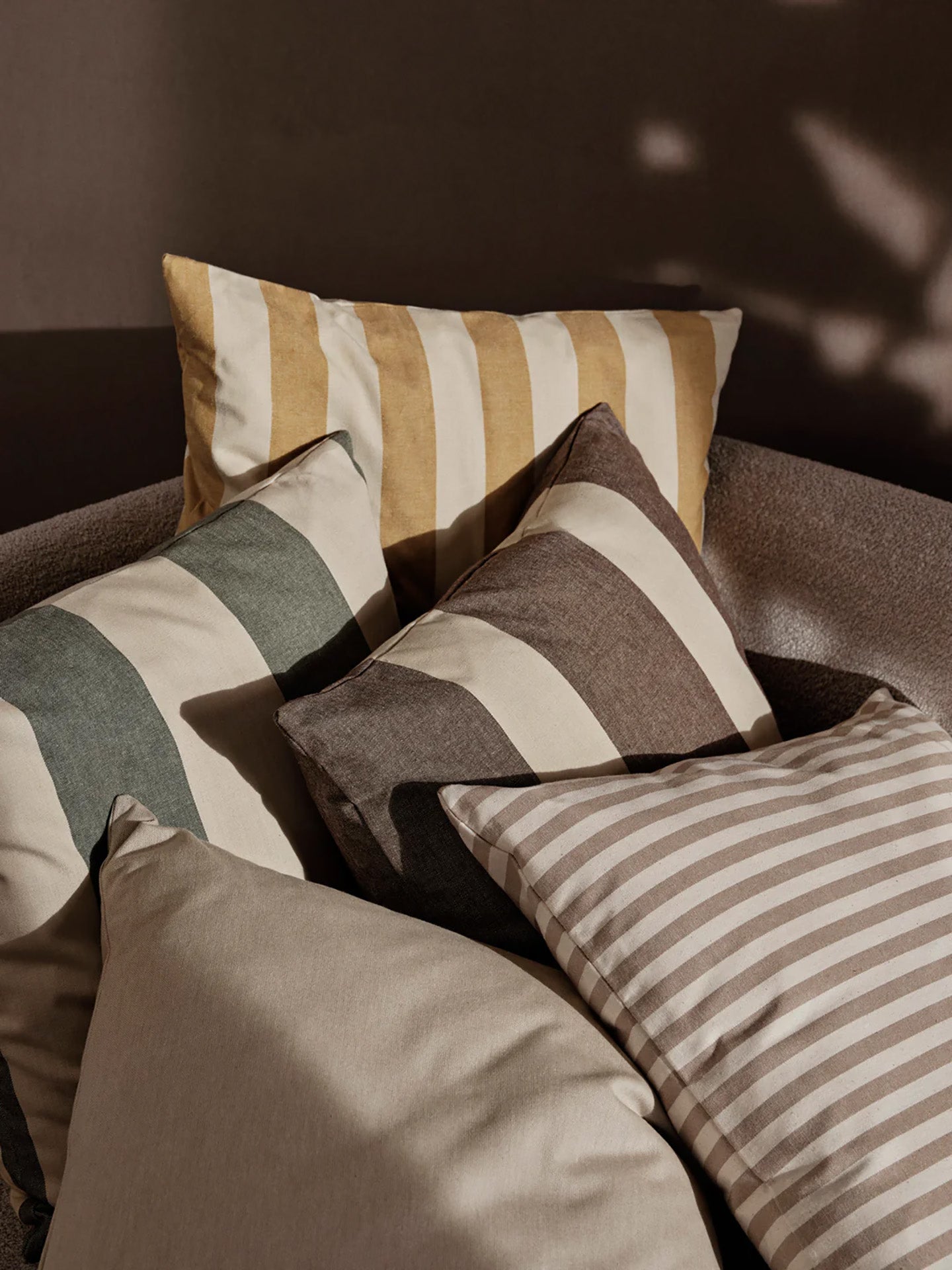 Strand outdoor cushion, dark lichen/parchment